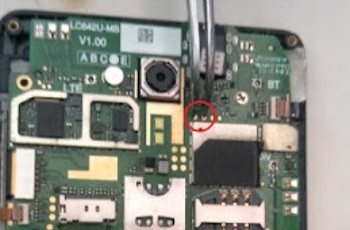 Buka casing belakang Andromax R hingga terlihat mesin (motherboard) lalu hubungkan titik test point menggunakan pinset sambil hubungkan ke PC menggunakan USB.